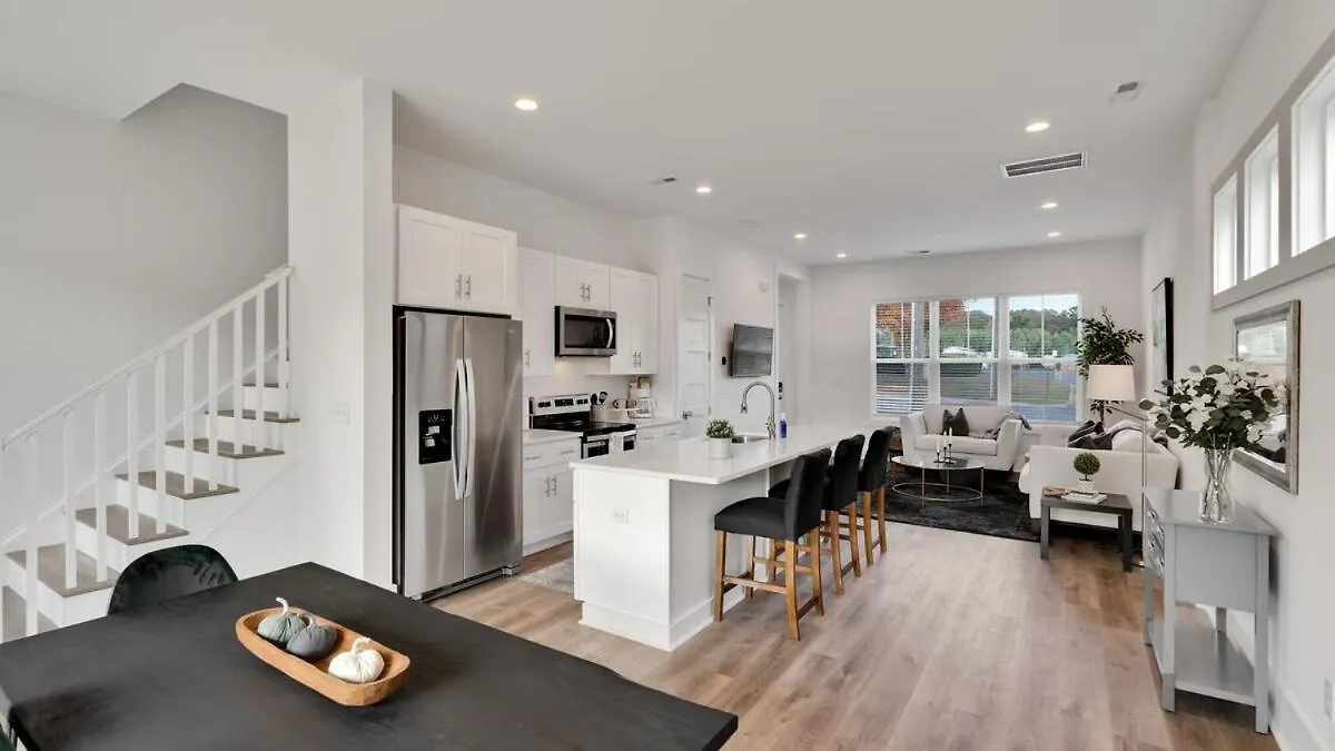 Stylish Two Story Close To South End And Uptown Charlotte Holiday home